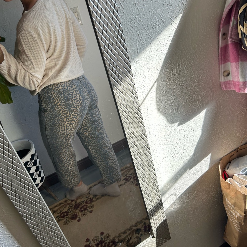 Cheetah Print High waisted Jeans - Picture 2 of 3